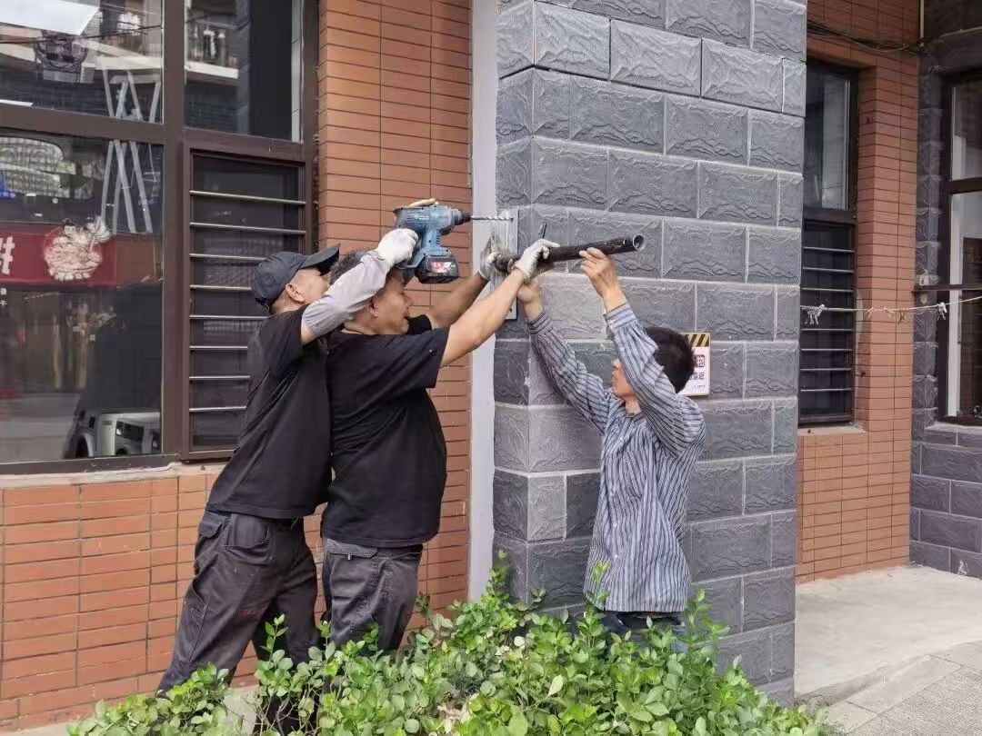 细微之处暖人心 维修管理中心为寝室楼增设被褥晾晒杆